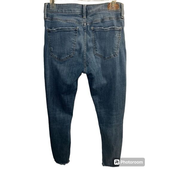 ✨EXPRESS MID RISE RIPPED RAW HEM CROPPED JEAN LIGHT WASH SZ 8 LEGGINGS✨ - Picture 5 of 9